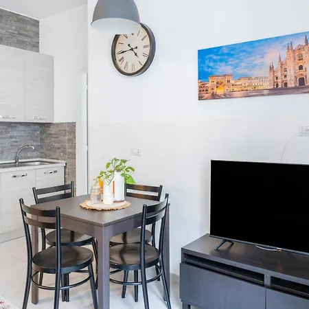 Casa Julia - Milano, Via P. Nuvolone - By Host4u Apartment *