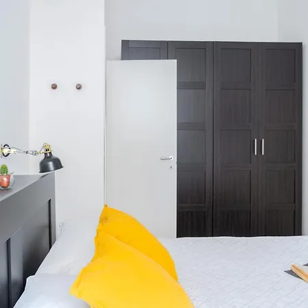 Apartment Casa Julia - Milano, Via P. Nuvolone - By Host4u *