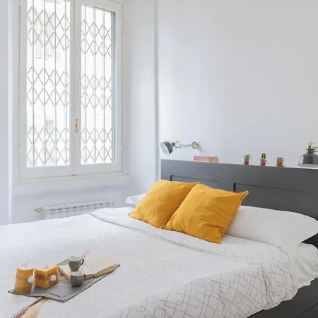 Casa Julia - Milano, Via P. Nuvolone - By Host4u Apartment *